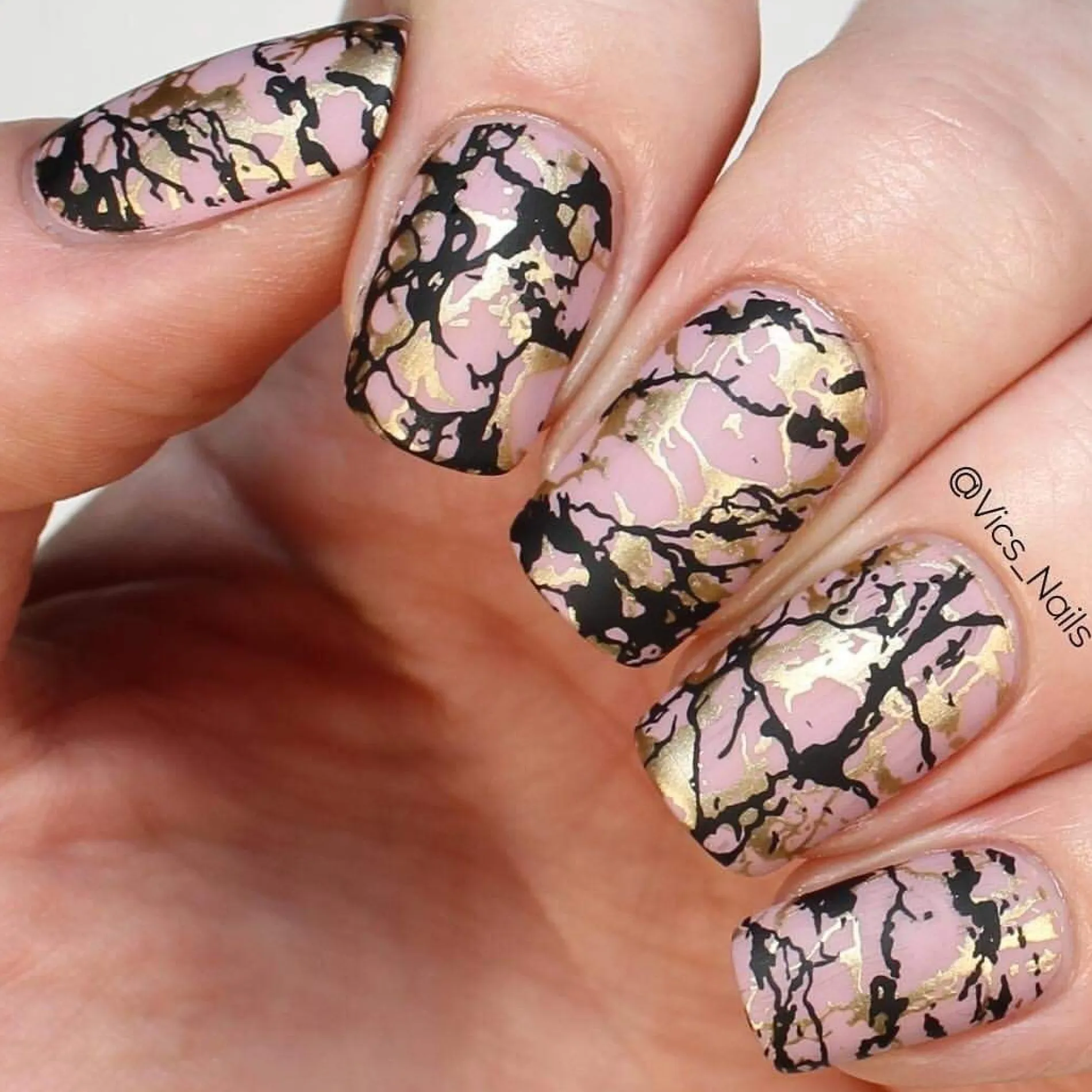 Chic Peek: Heart of Stone (BM-XL476) - Nail Stamping Plate