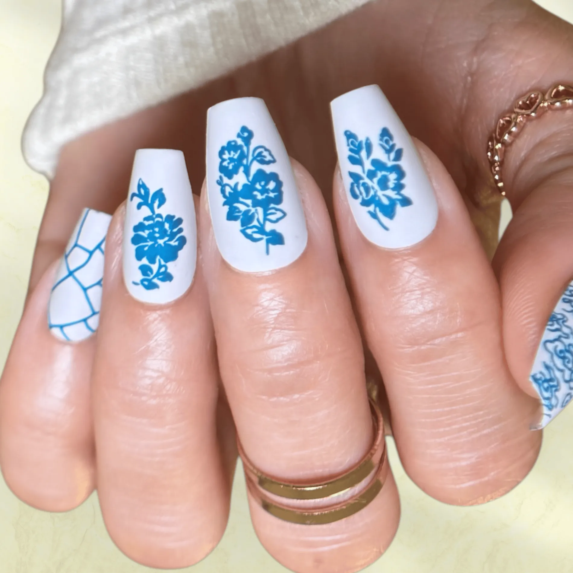 Fine China: Glazed Perfection (MXM169) - Nail Stamping Plate