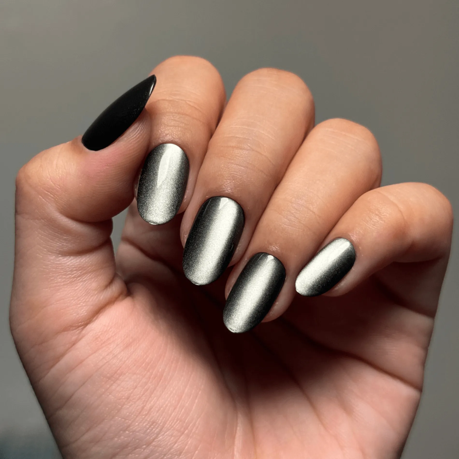 Magnetic Metal Press On Nails - Short Round