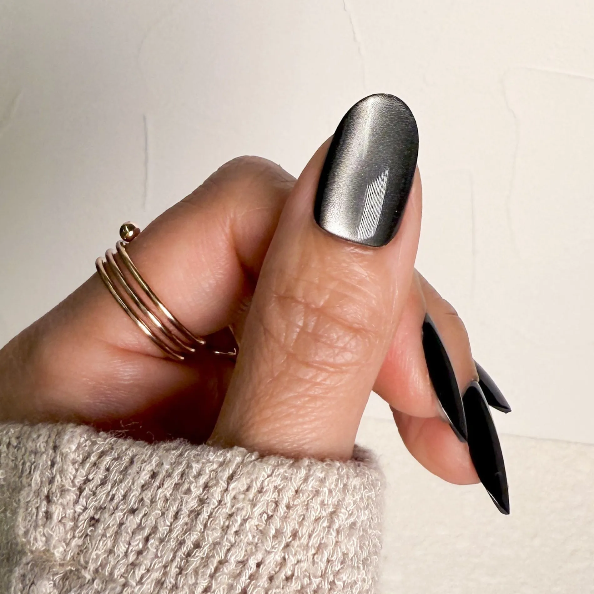 Magnetic Metal Press On Nails - Short Round
