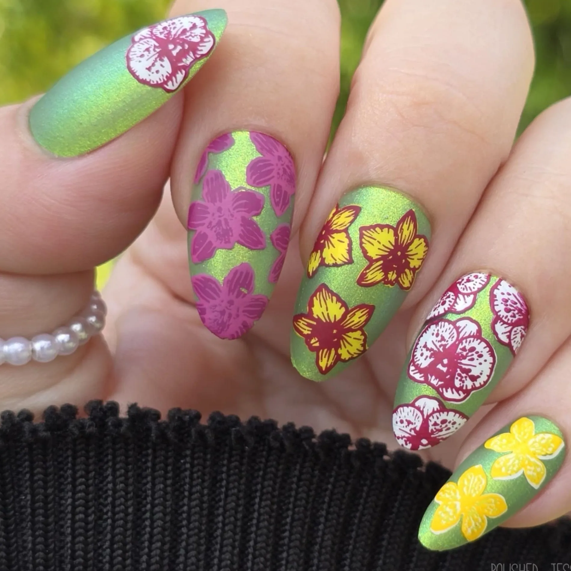 Poised Petals (M606) - Nail Stamping Plate